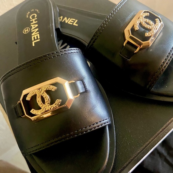 🍾 CHANEL LEATHER SLIDES WITH GOLD HARDWARE🍾 - Picture 5 of 10
